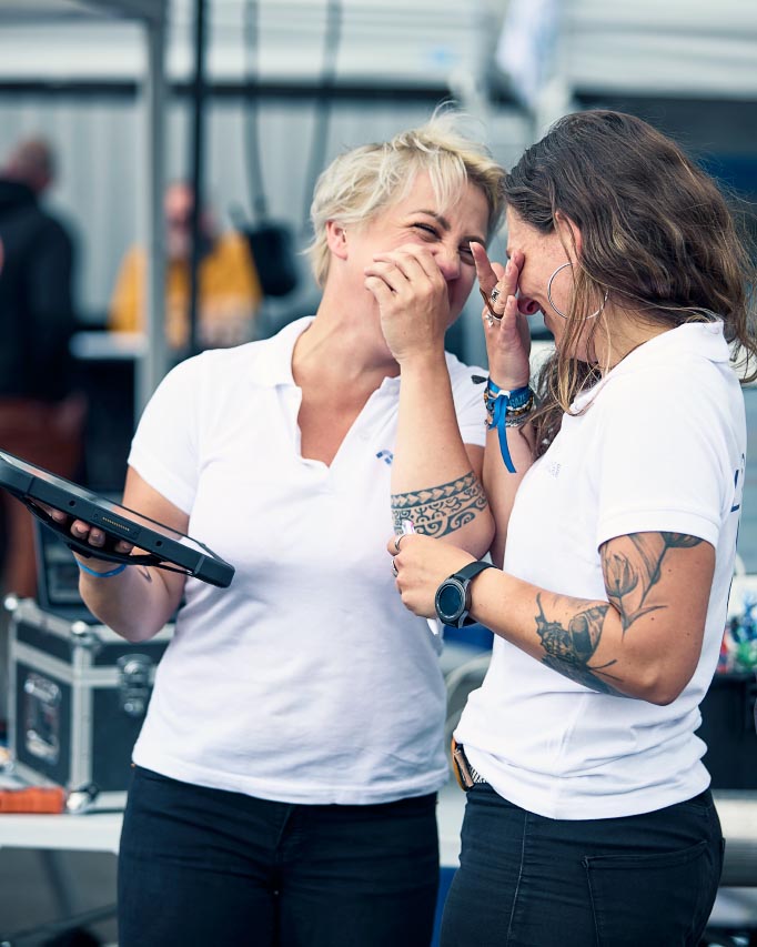 Photographe Événement d'Entreprise : Clemence et Linda sur le stand France Inertage à la Journée Portes Ouvertes Envirmat 2024 - Achères, Yvelines - © Laurent Delisle