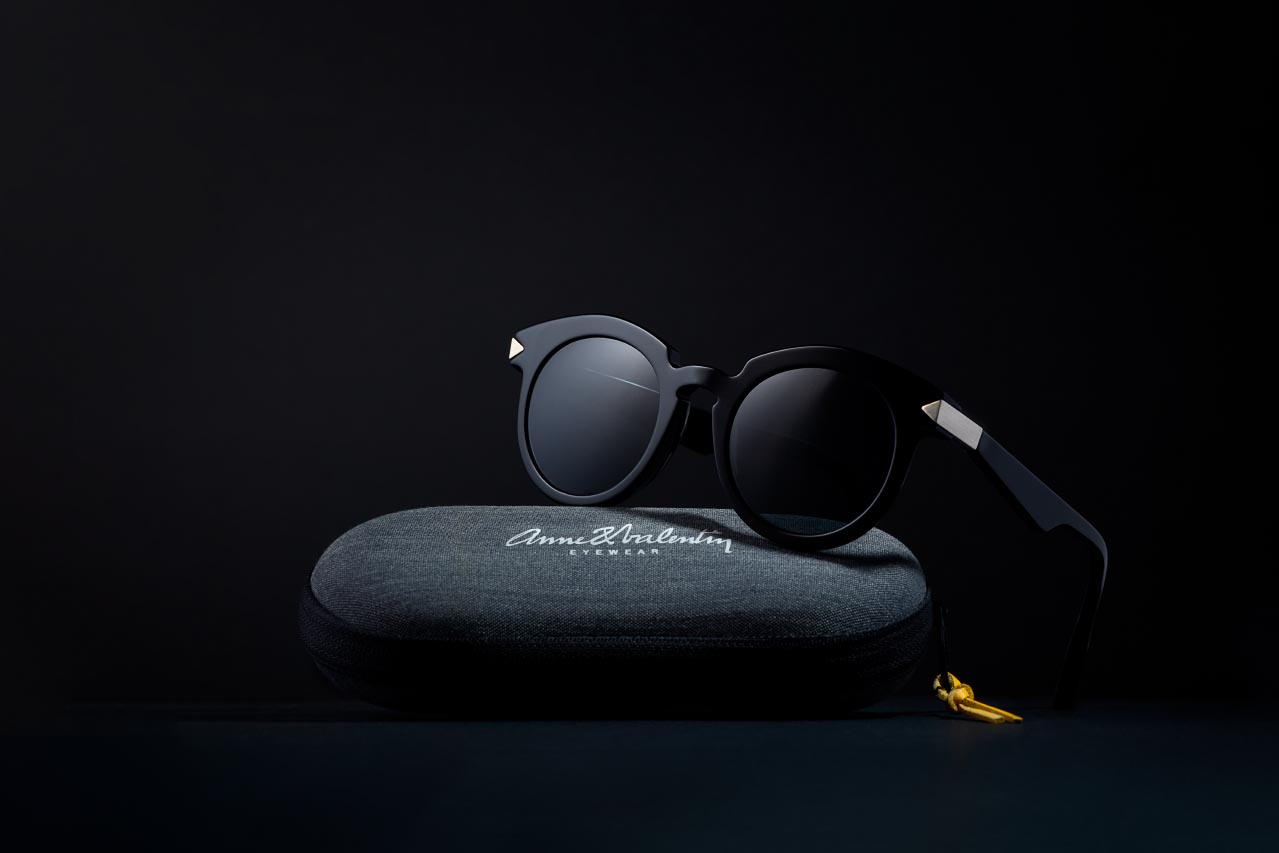 Photographe Produit Studio Yvelines : Photo produit lifestyle sur fond noir - Lunettes de soleil Anne et Valentin © Laurent Delisle