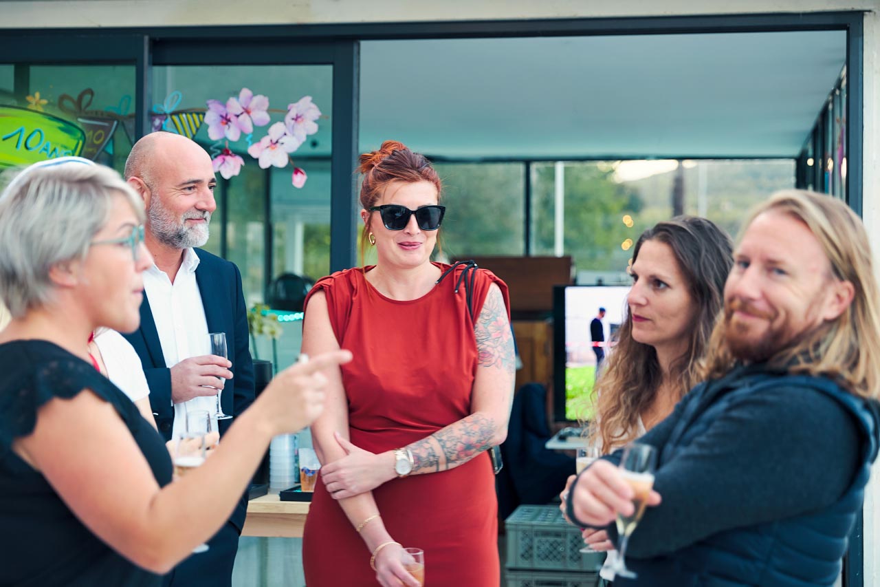 Photographe Soirée d'Entreprise : Discussion entre invités sur la péniche pour la soirée des 10 ans de France Inertage - Triel-sur-Seine, Yvelines - © Laurent Delisle