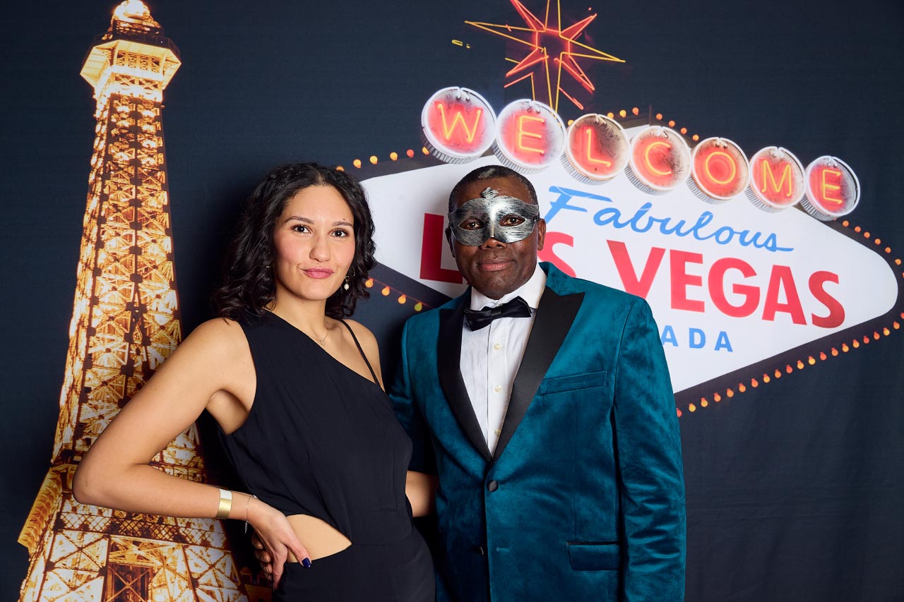 Photographe Soirée d'Entreprise : Les employés de l'Hotel Renaissance se font prendre en photo devant le photocall à la soirée de fin d'année - La Défense, Paris - © Laurent Delisle